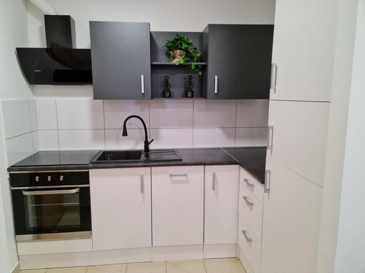 Apartman Vinyl - Self Chek-In Osijek Exteriör bild